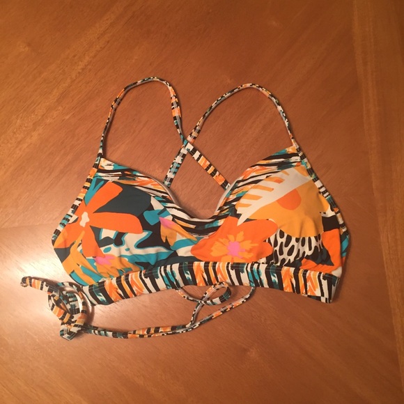 Eidon By Body Glove  Madison D-Cup Bikini Top - Picture 1 of 5